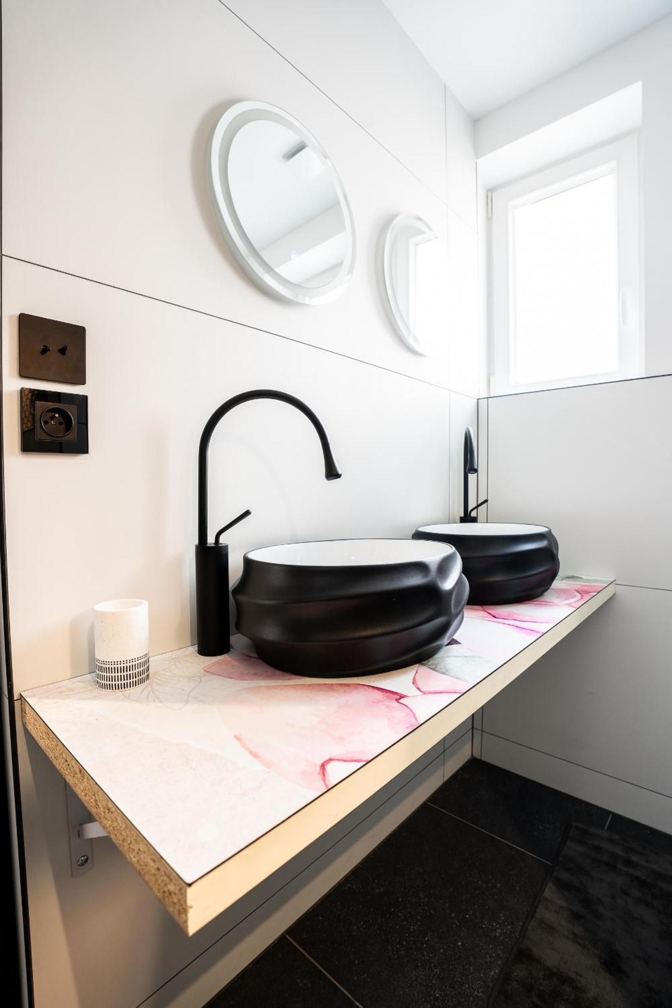 Enchantress'apartment Designed By Cm Apartment